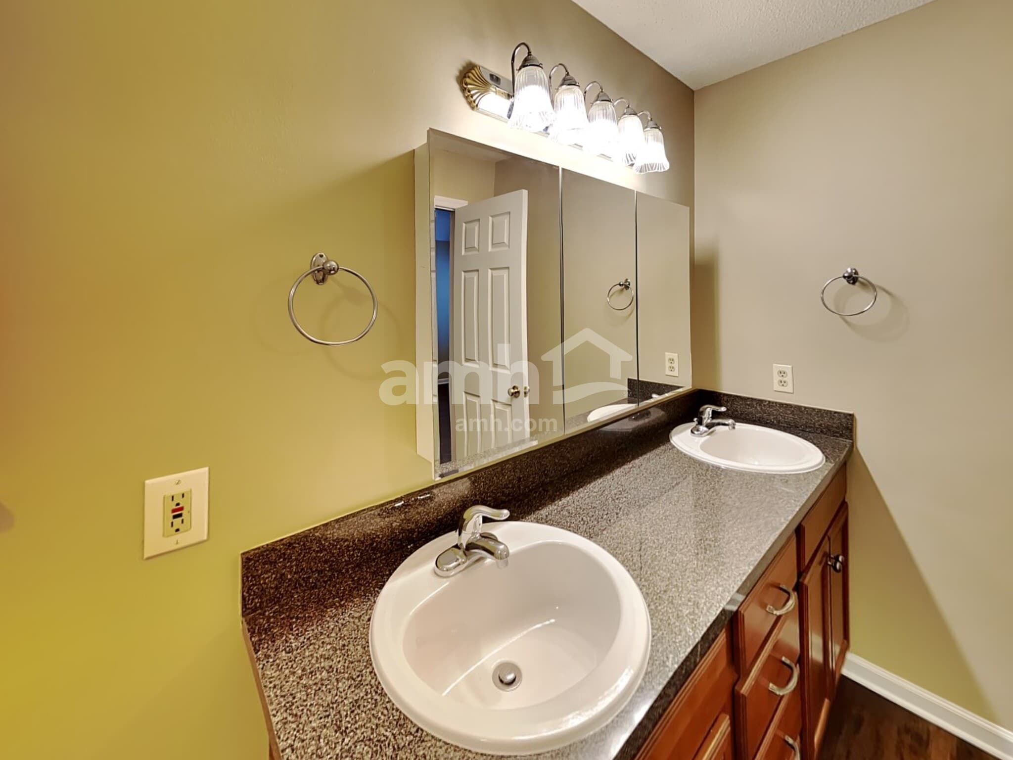 Building Photo - 2027 Waterford Dr
