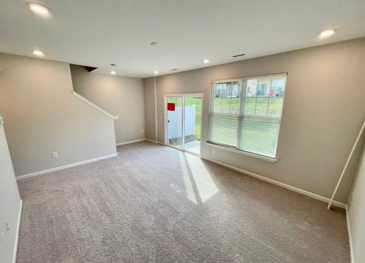 Building Photo - 1000 Manorhaven Dr