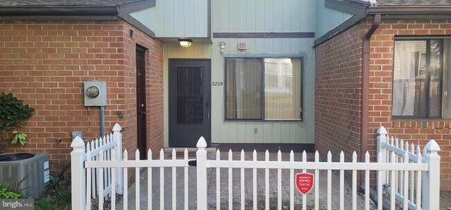 Building Photo - 2209 Greenwood Dr