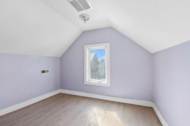 Building Photo - 3/4 Bedroom 2 Bath Condo For Rent