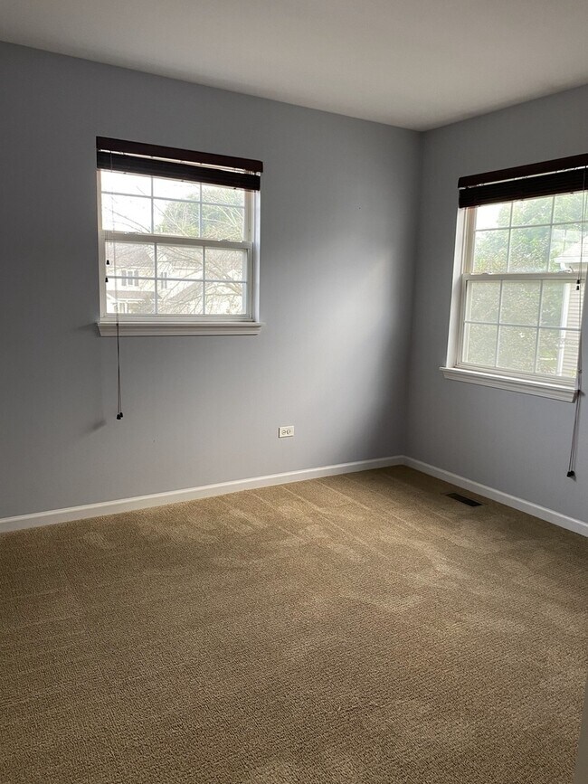 Building Photo - 2824 White Thorn Cir