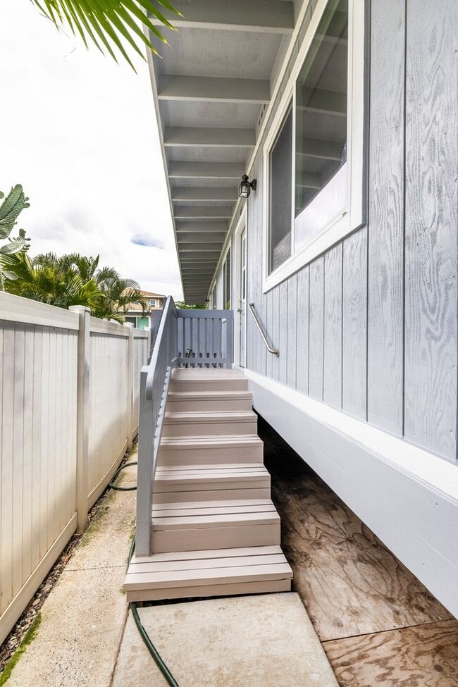 Building Photo - Nanakuli - across BEACH 2/1/1pkg $2,200/mo...