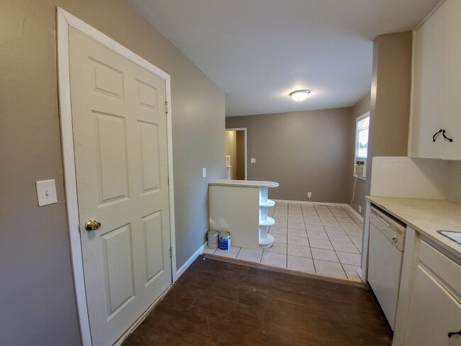 Building Photo - 2 bedroom 1 bath bungalow in Shawnee.