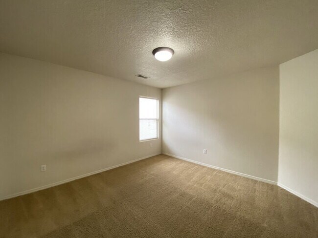 Building Photo - Large 5BR/2Story w/Balcony - Northern Meadows