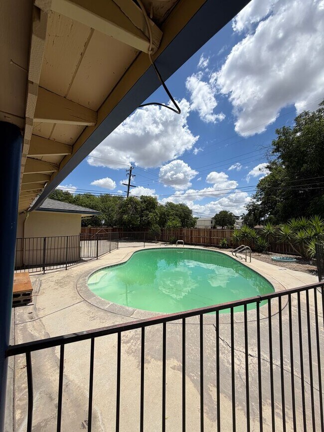 Building Photo - Large 3/3 Single-Family Home With Giant Yard