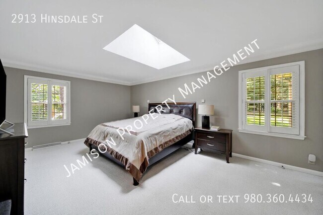 Building Photo - 2913 Hinsdale St