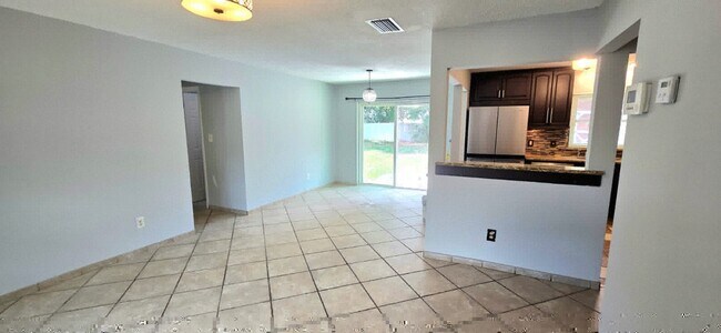 Building Photo - 1340 Paradise Ln