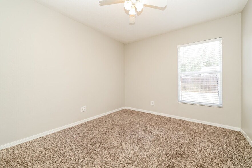 Building Photo - 10523 Lakeside Vista Dr
