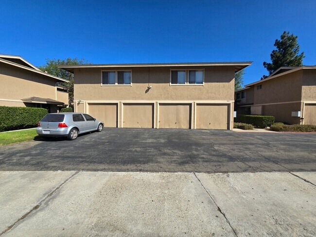Building Photo - 910 Amistad Ct