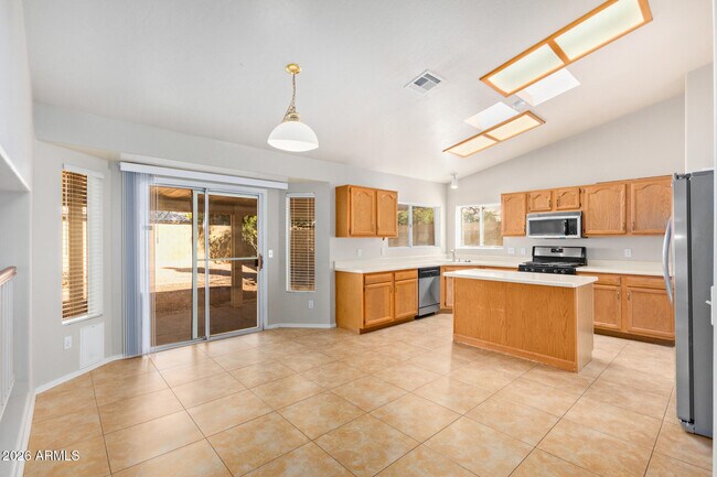 Building Photo - 5682 W Ross Dr