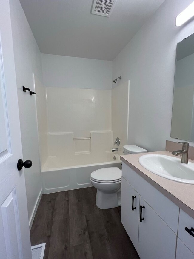 Building Photo - Beautiful 3 bed 2 bath home in the Haven Cove Subd just off Cherry Ln and N Ten Mile Rd