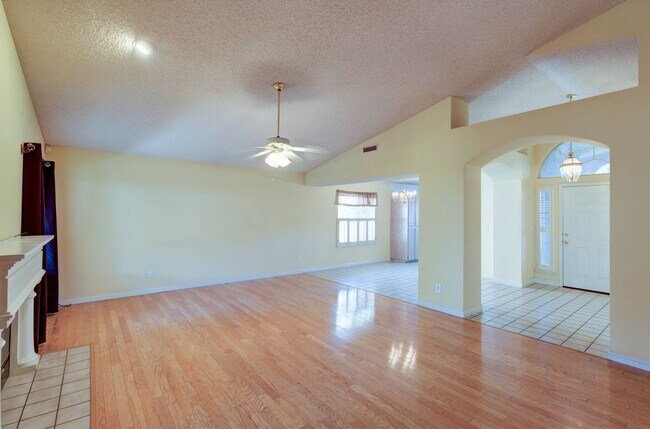 Building Photo - 5582 W Wathen Ave