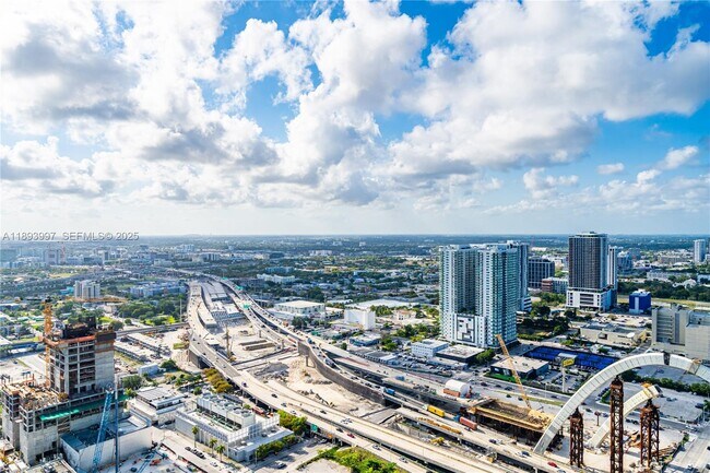 Building Photo - 900 Biscayne Blvd