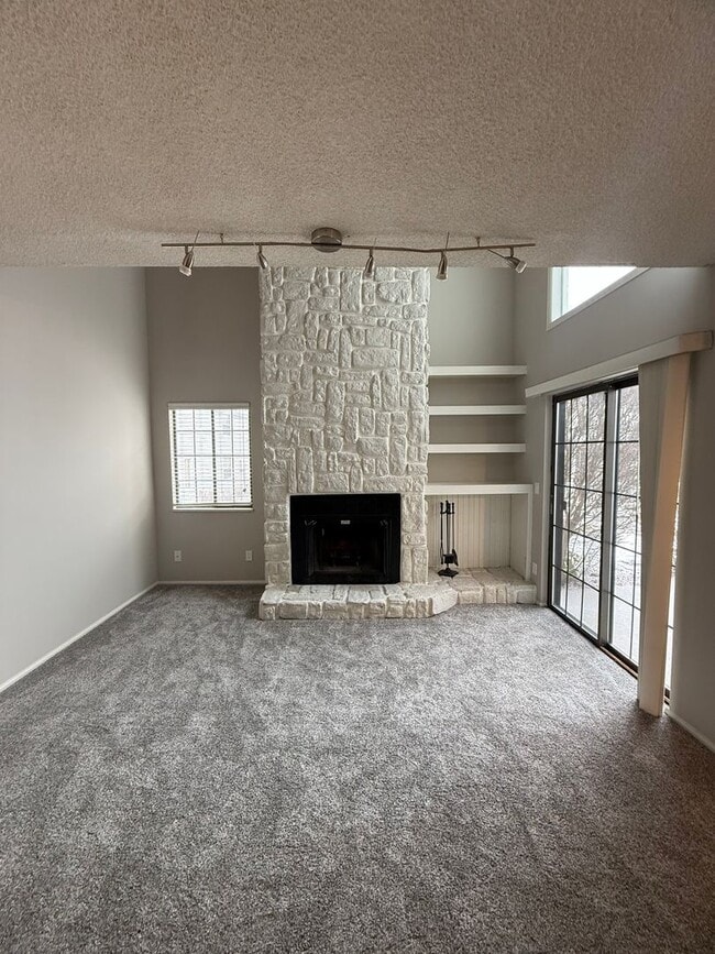 Building Photo - SPACIOUS 2-BEDROOM TOWNHOME WITH LOFT, GARAGE & PRIME LOCATION!