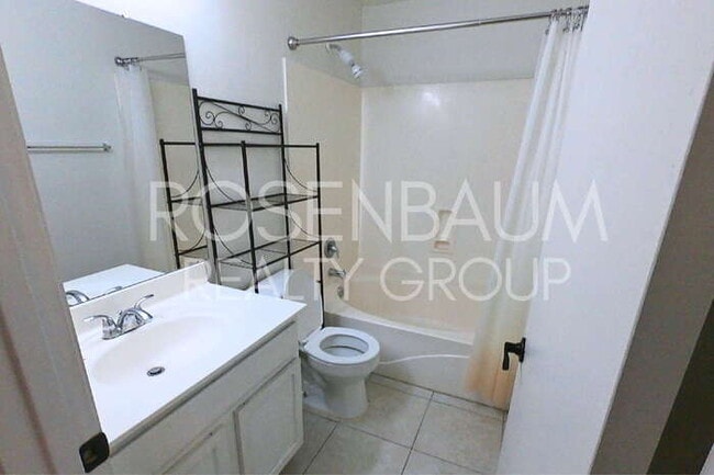 Building Photo - Gorgeous 3-bedrooms, 2-baths home located ...