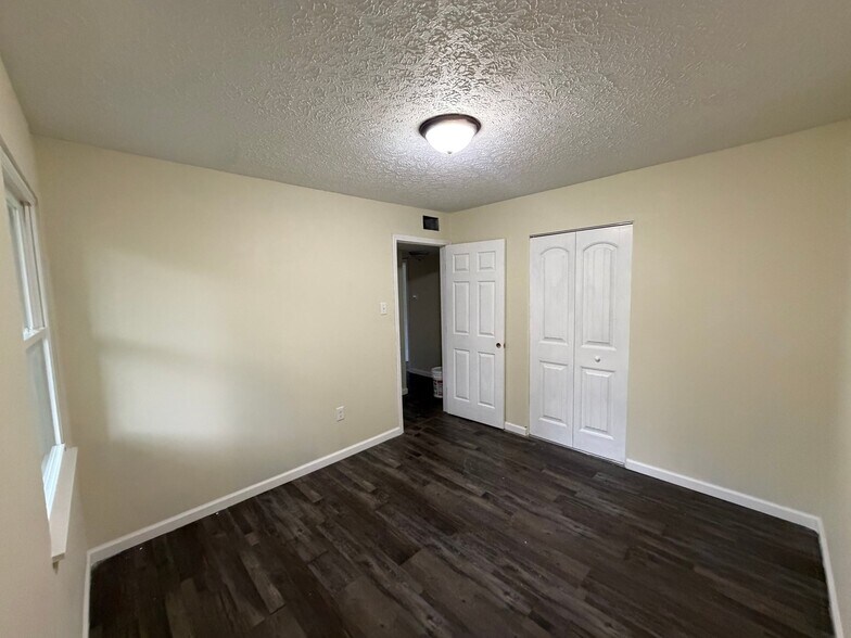 Building Photo - 725 Goyne Ave