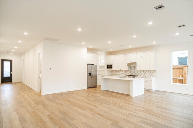 Building Photo - 31026 Sun Vly Dr