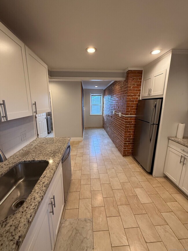 Building Photo - 359 W Main St