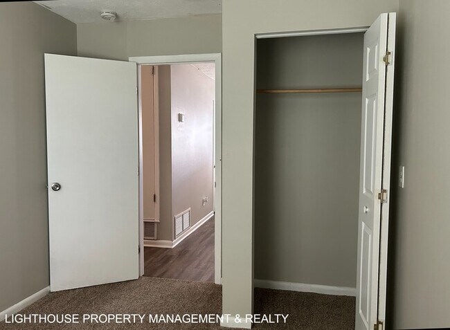 Building Photo - Spacious 4 Bed/2 Bath Home with HUGE Fence...