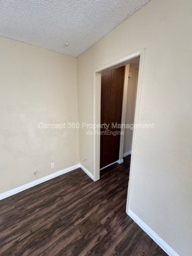 Building Photo - 9421 Cedar St