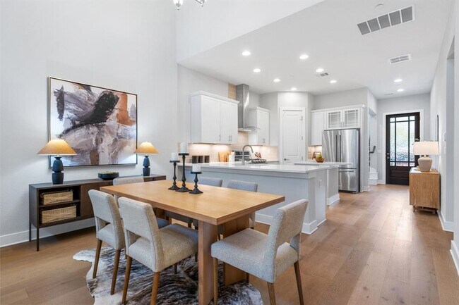 Building Photo - 4323 Spicewood Springs Rd