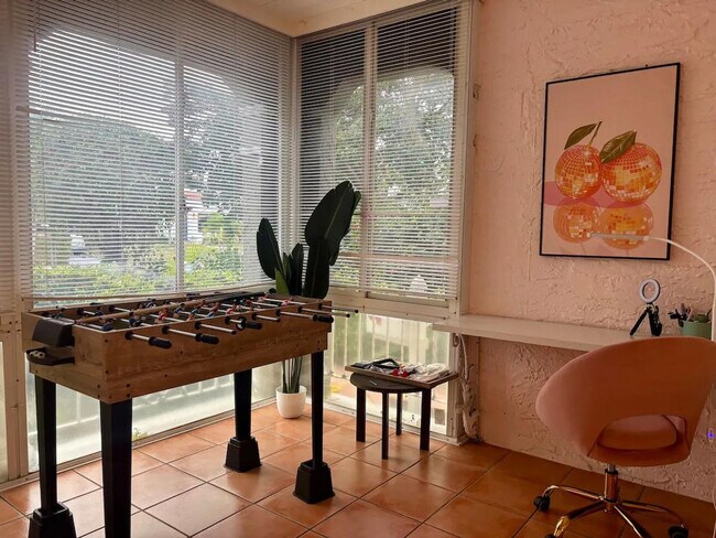 Building Photo - 519 28th St