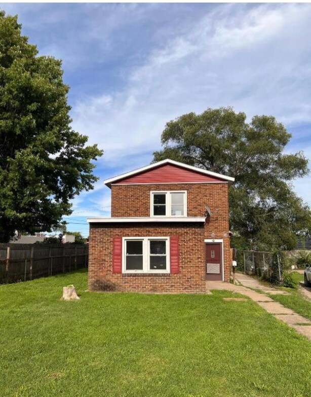 Lots of room to play in the front yard - 48 Convis St