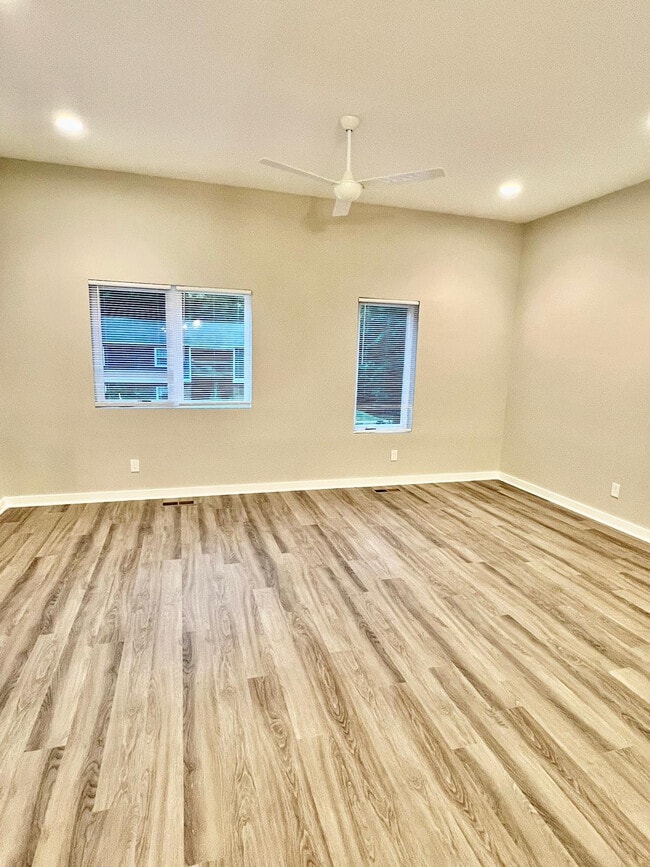Building Photo - Room in Townhome on Gregg St