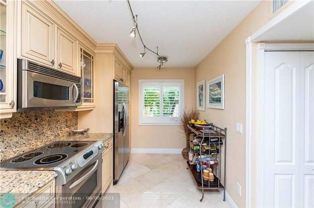 Building Photo - 270 Captains Walk