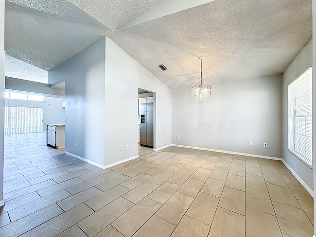 Building Photo - Spacious 4-Bedroom Retreat with 2 Baths in Brandon - 2103 Sq. Ft. of Comfort Awaits!