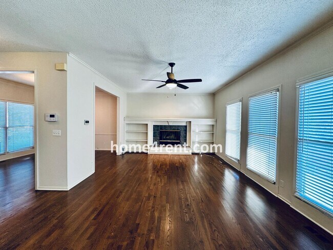 Building Photo - Blue Valley Northwest home on a cul-de-sac w/ granite counters, ss appliances and fenced yard!