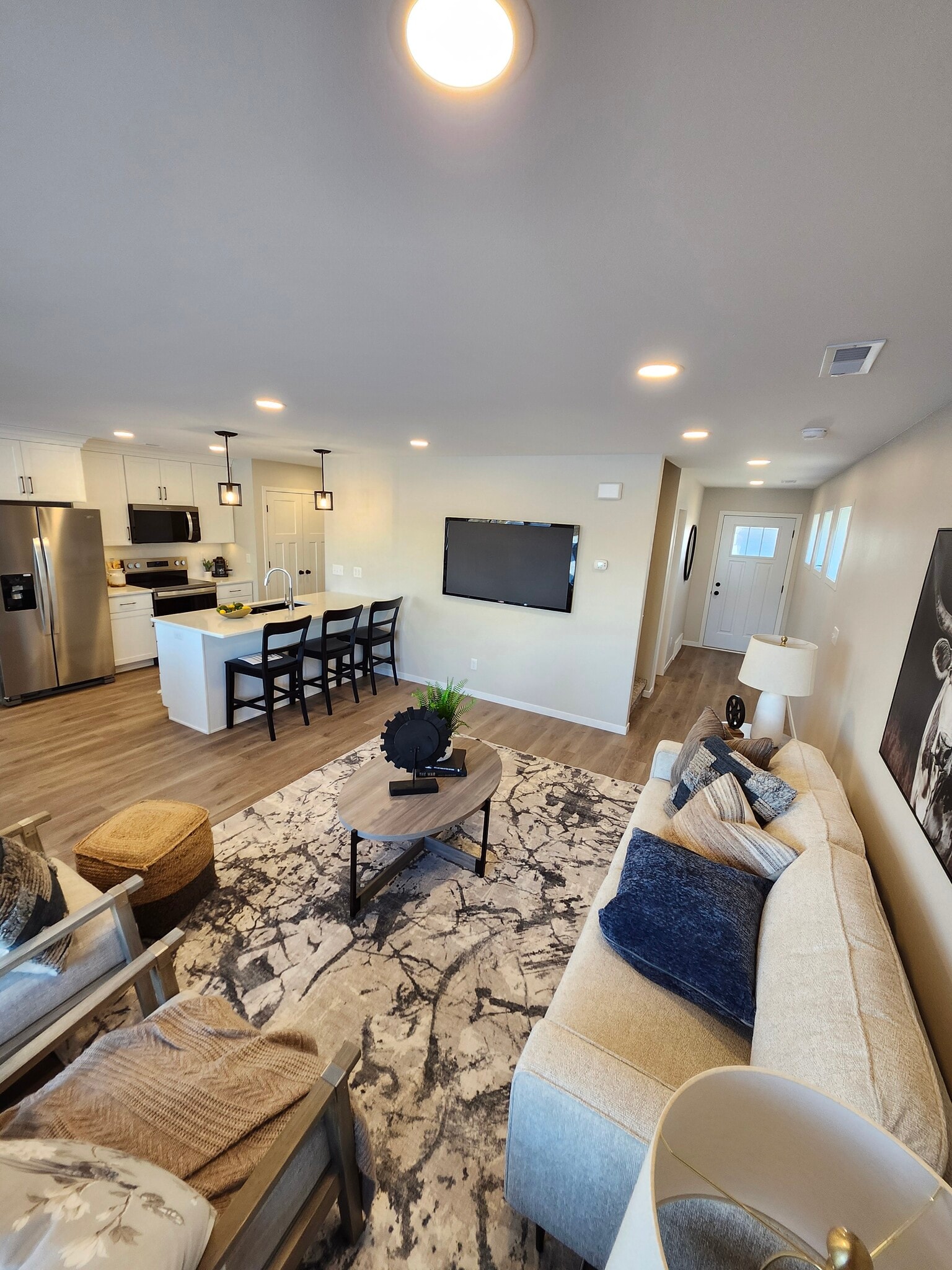 Living room looking toward kitchen and front entrance hallway - 5316 Welder Ave