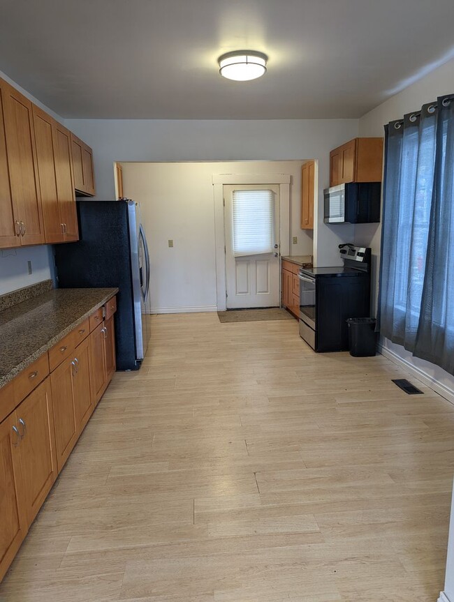 Building Photo - 5 Bedroom 2 Bath House Close to Downtown a...