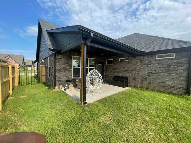 Building Photo - 4507 SW Elderwood St
