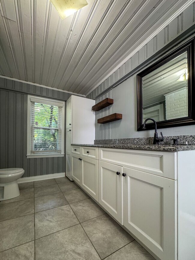 Building Photo - Charming 2 Bed 1.5 Bath Home in Haymount