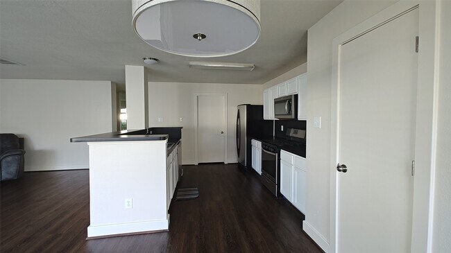 Building Photo - 11734 Chanteloup Dr