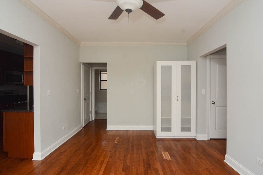 Building Photo - 722 W Addison St