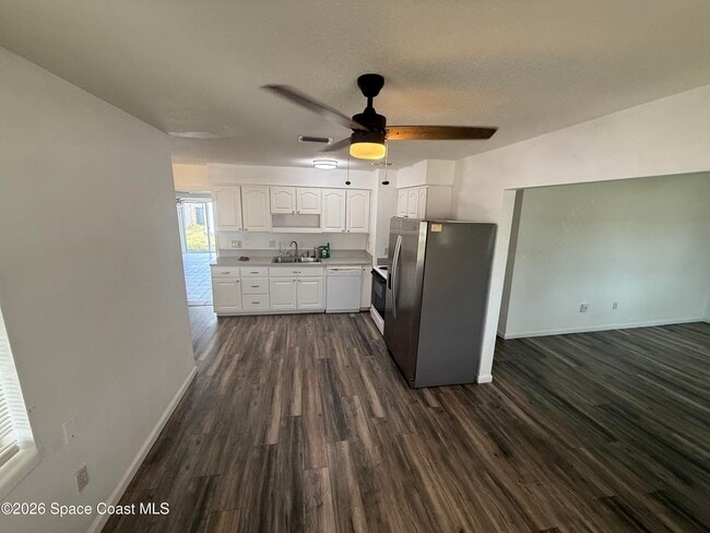 Building Photo - 805 Camellia Dr