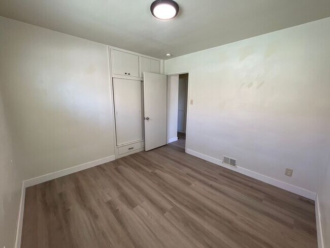 Building Photo - 701 Claremont Cir