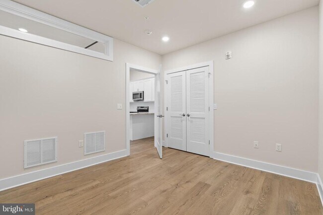 Building Photo - 30 W Broad St