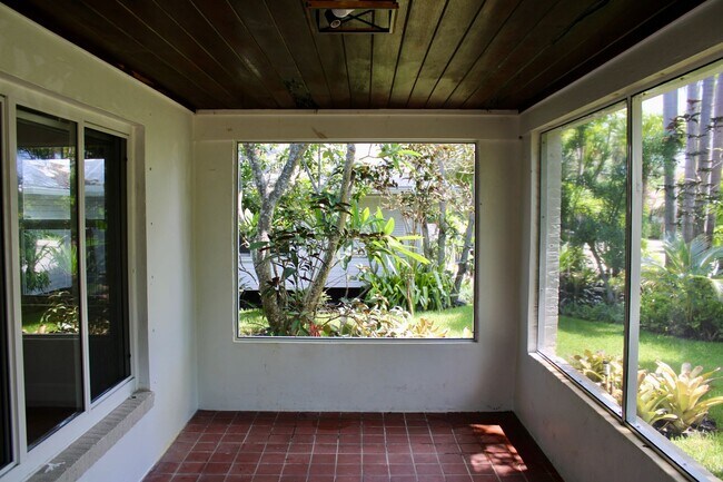 Building Photo - Fully Renovated 3/3 Northwood Home with Gu...