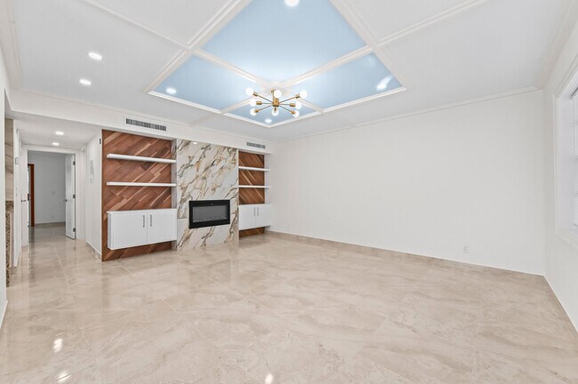 Building Photo - 551 Normandy L