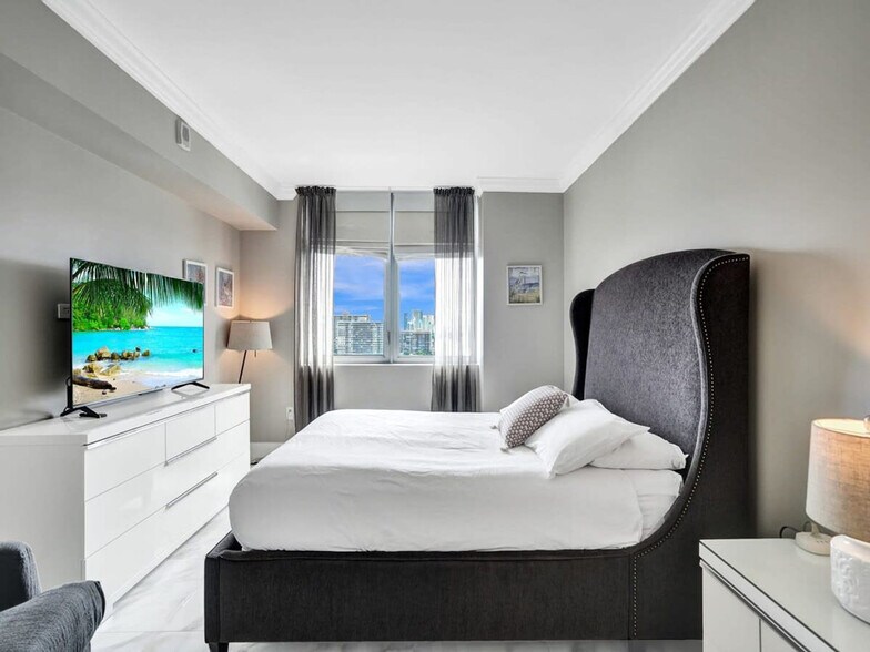 Building Photo - 2602 E Hallandale Beach Blvd