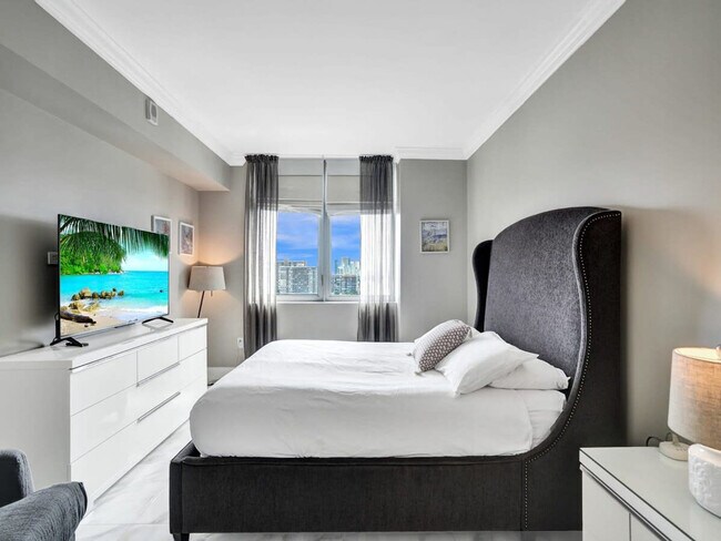 Building Photo - 2602 E Hallandale Beach Blvd