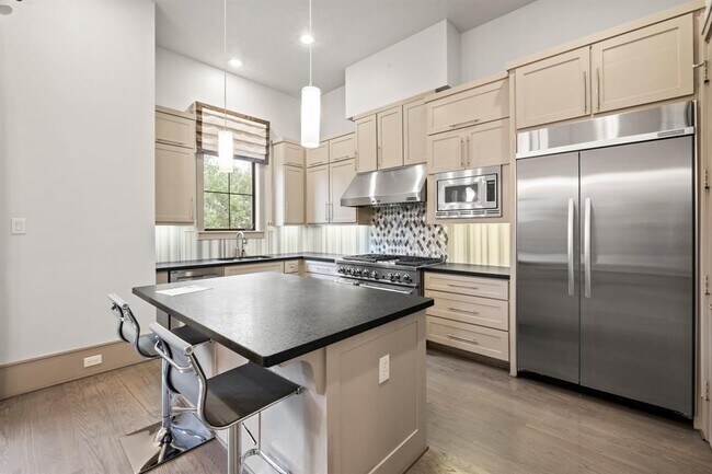 Building Photo - 1405 Lake Pointe Pkwy