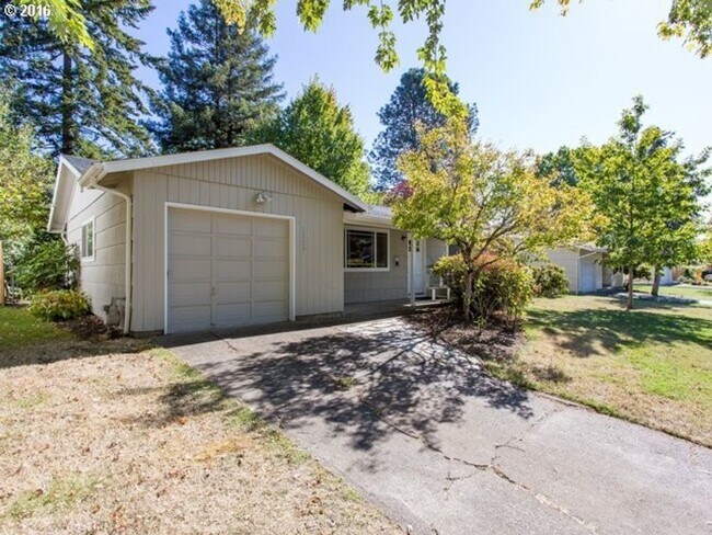 Building Photo - Beautiful 3 Bedroom Ranch Style Home in Cedar Hills with Remodeled Gourmet Kitchen!