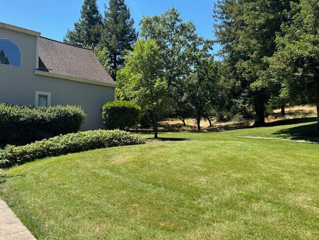 Building Photo - Charming 3 Bedroom, 2.5 Bathroom Condo in ...
