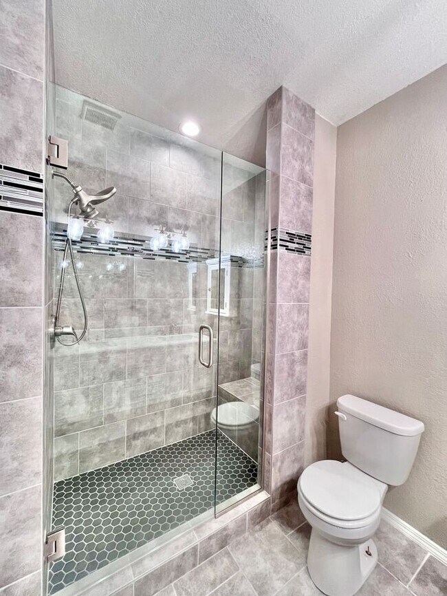 Building Photo - Charming Two-Story Home for Rent in the De...