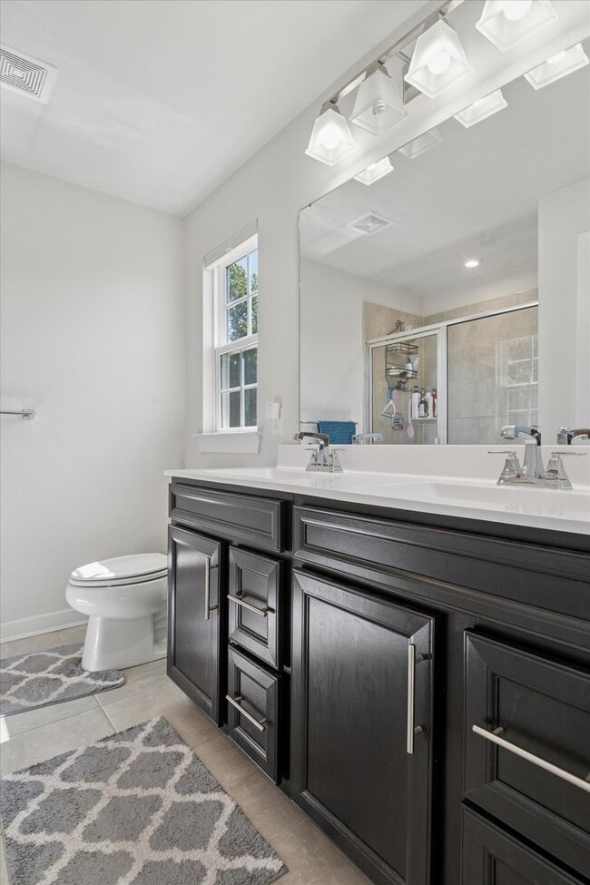 Building Photo - Beautifully Upgraded 4B/3.5B Home with Dec...