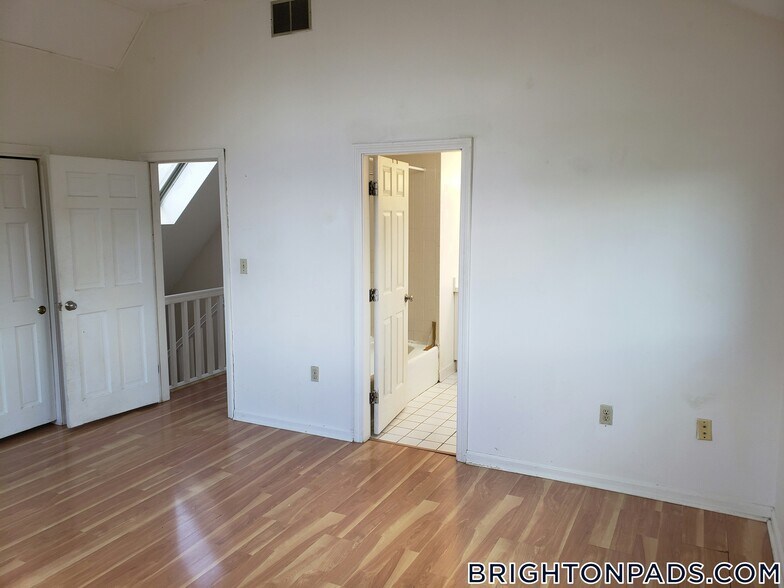 Building Photo - 11 Etna St